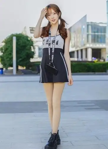 黑色超短裙,非常符合性感小姐姐,让她更显优雅与动人!