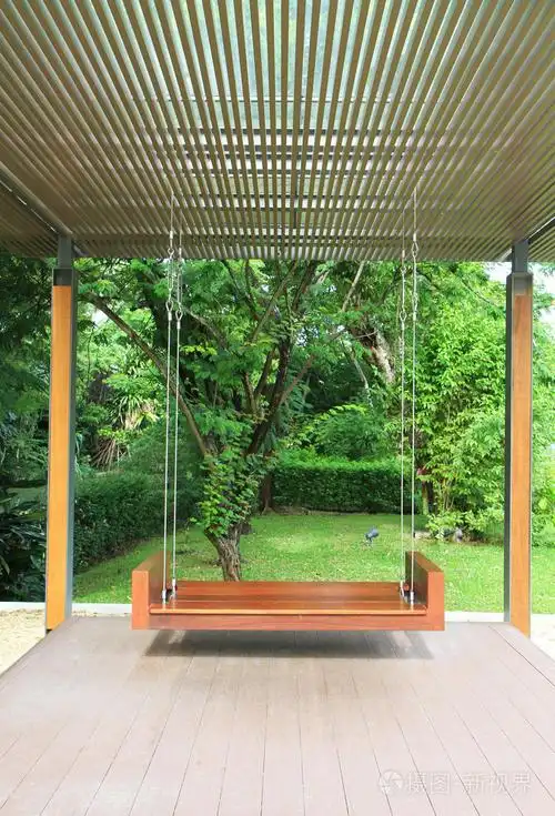 木质的秋千上绿色的花园里照片-正版商用图片1mqo4c-摄图新视界