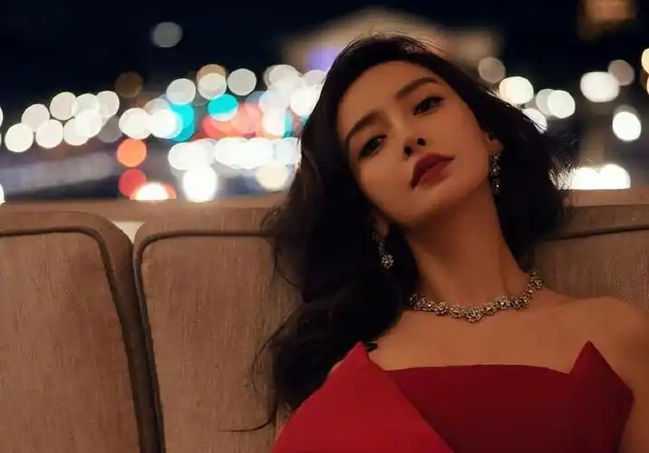 杨颖生日与家人共度,7岁小海绵暴风抽高,长相像极了黄晓明