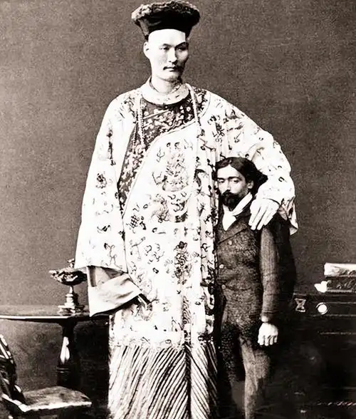 他是中国第一网红巨人,身高3米19,被外国人买走,世界各地展览