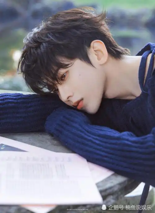 又被蔡徐坤帅到了!置身西湖拍摄时尚写真,五官精致宛如贵公子