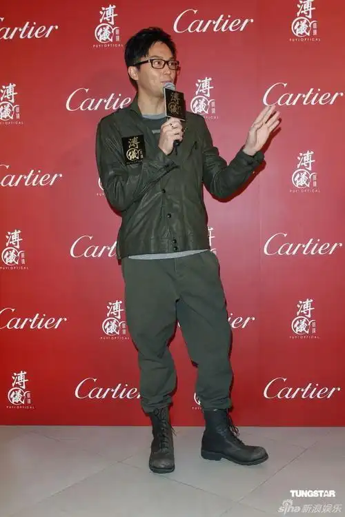 熊黛林携手张智霖出席活动 大露背打扮抢镜