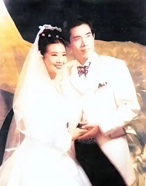 演员陈宝国:娶同学赵奎娥,结婚40年宠妻如宝,成年儿子让他犯愁_爱情