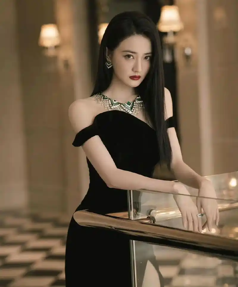 明星# #徐璐#  徐璐一袭黑色抹胸开叉裙,冷艳性感.