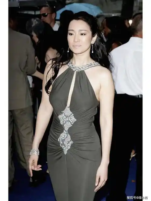 58岁巩俐不走寻常路,身材壮硕又敢穿,年过半百穿挂脖裙特有韵味