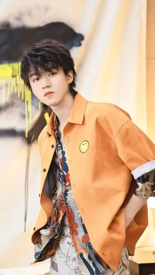 有一种衬衫叫王俊凯的衬衫,没有人能拒绝穿衬衫的王俊凯!