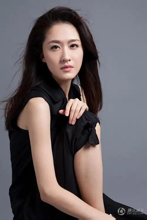 [11月23日]张雯全新写真曝光 气质干练英气十足[6p]