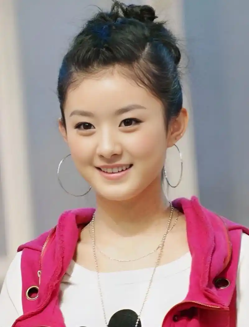 刚出道时的赵丽颖,面容青涩,眼神充满对未来的憧憬,演技虽略显稚嫩,但