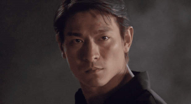 多年来上司都要求他交出飞龙的犯罪证据,而志成一直相信飞龙,知道他