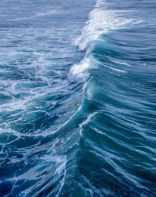 是的,这是波浪,但是这张照片是关于大海和海浪中的图案,颜色和反射的.