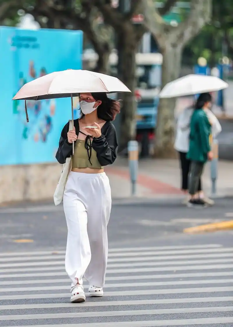 40℃!松江天气酷暑难当,路上行人"花式遮阳"