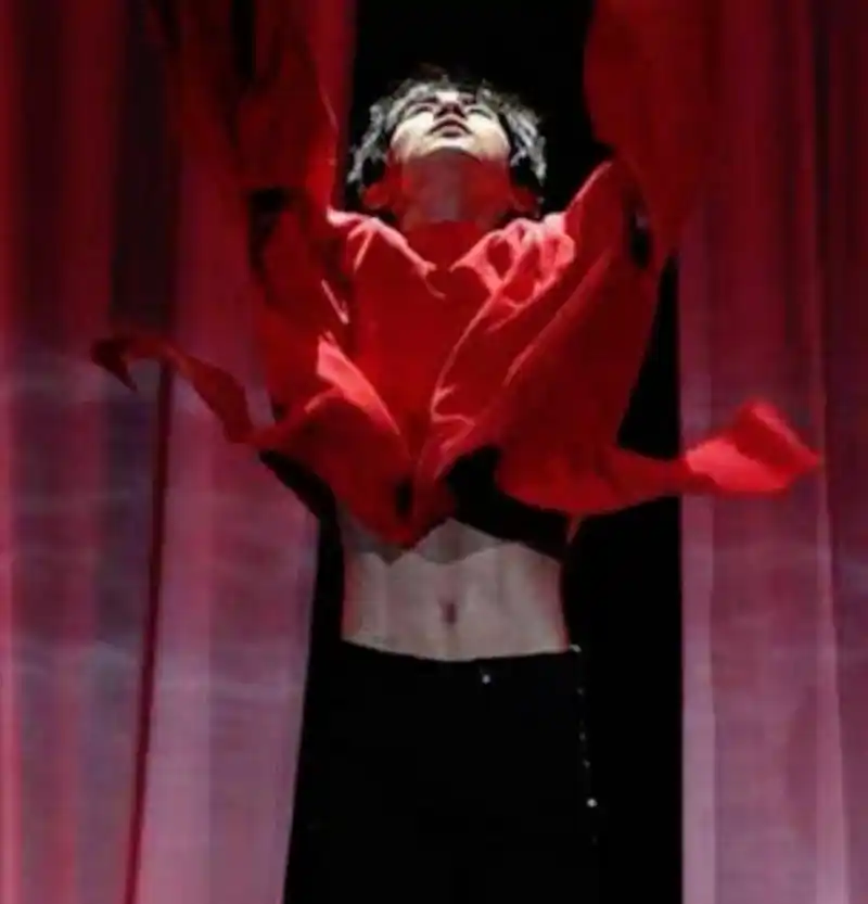 易烊千玺的腹肌