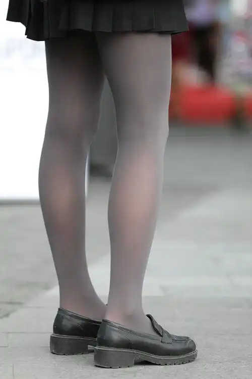 高中生在学校穿校服裤子配丝袜是什么体验