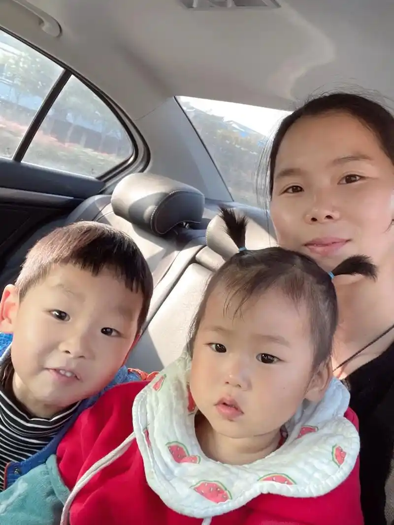 爱吃肉肉的妹妹和爱手工缝制衣服的妈妈