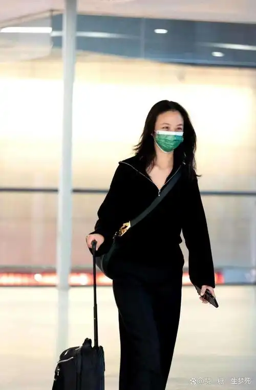 汤唯最新亮相穿搭太随性!拎2万多的包素颜走机场,颜值像路人?