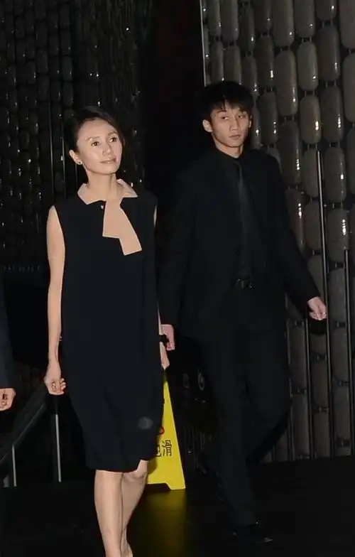 袁泉没刘海的时候感觉有点显龄在老公夏雨身边更显老态了