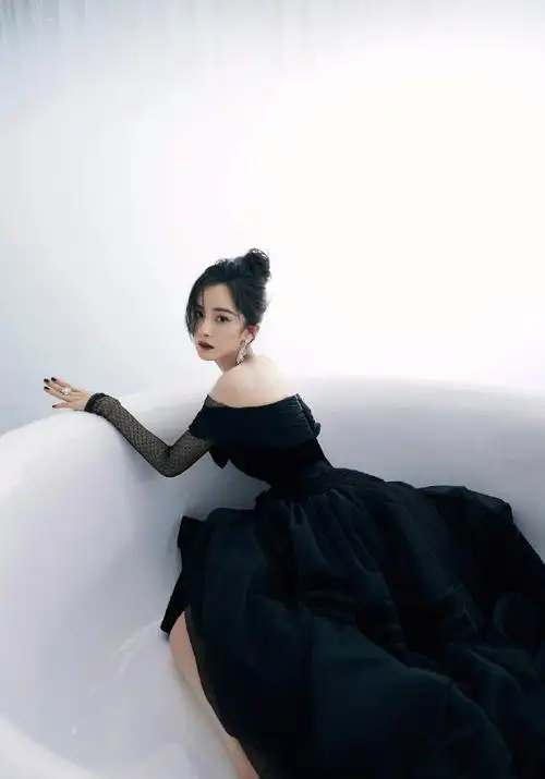 腾讯视频拾光盛典##杨幂一字肩深v黑纱裙