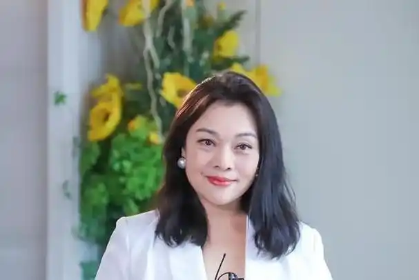 59岁史可打扮,让我觉悟了:裙装配运动鞋,微卷长发更优雅