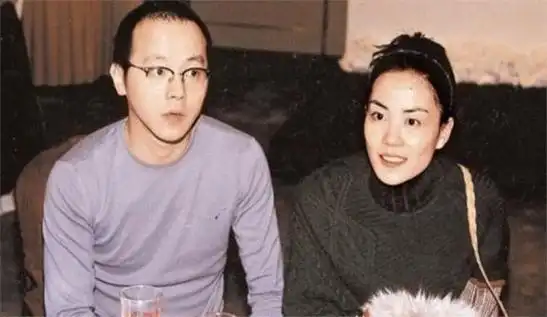 55岁窦唯罕见露面,秃顶颓废到无人识,王菲当年却愿意为他倒尿盆