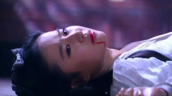 同是吐血照丽颖让人心碎我见犹怜谁更逼真