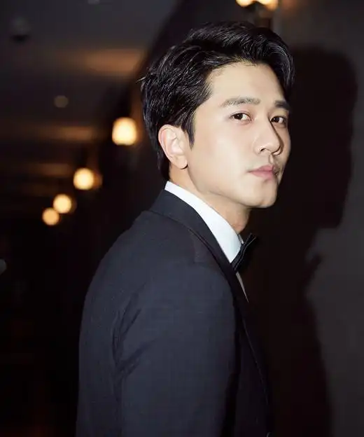 彭冠英在上大学的时候,身高就已经是192cm,平时排练大戏,同学们都不