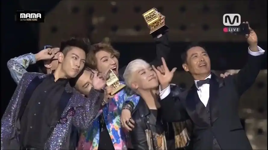给mama做颁奖嘉宾的周润发和刘德华