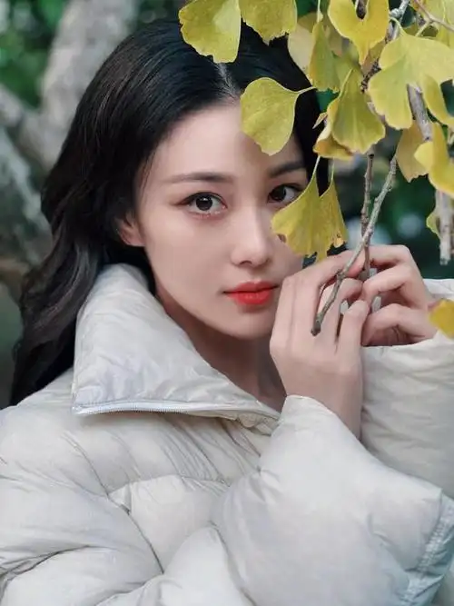 这组是张馨予秋天看红叶的写真.她45度角仰望天空的照片就是好看.