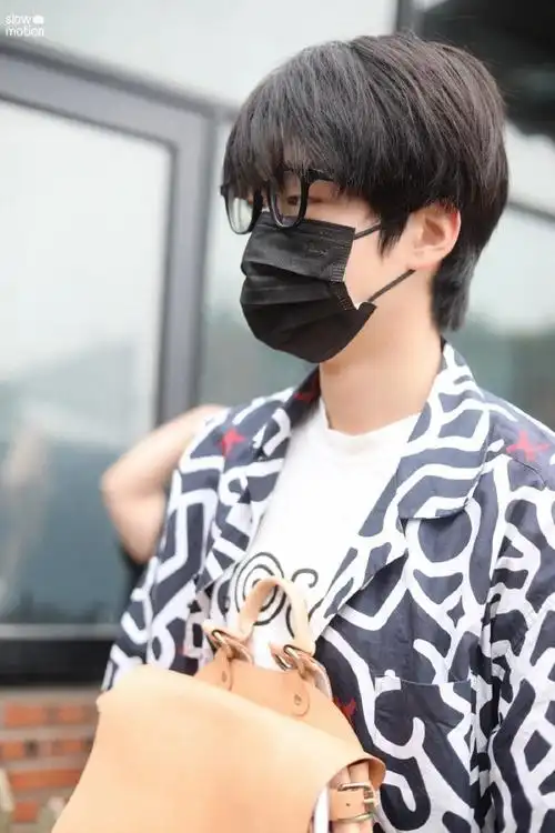 张嘉元上班饭拍 戴着黑框眼镜睡眼惺忪,顺毛也太可爱了!