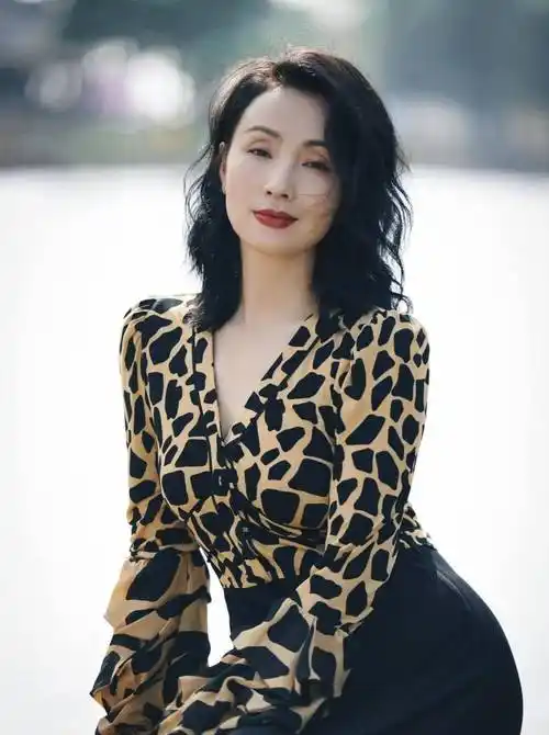 甚至在穿衣方面,陶虹也"随着年龄的增长而变得更好",对时尚和女性事务