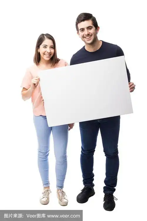 一对年轻漂亮的夫妇举着一个牌子