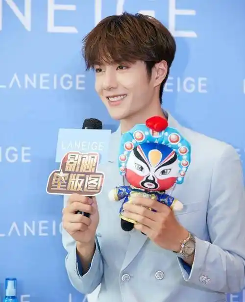 原创183cm肖战和180cm王一博同是蓝西装造型风格差距这么大