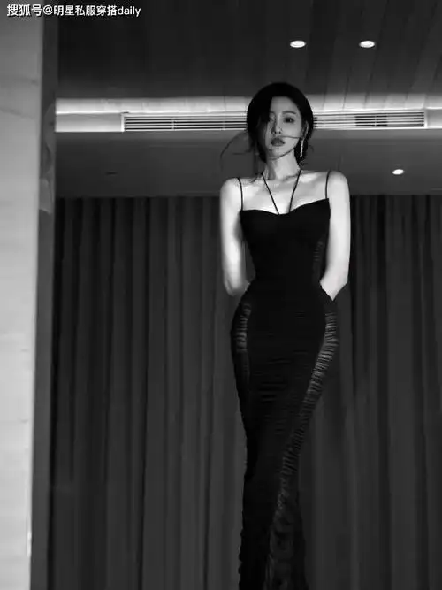 张天爱美的无与伦比黑色透视修身抹胸裙烈焰红唇仿佛是港姐