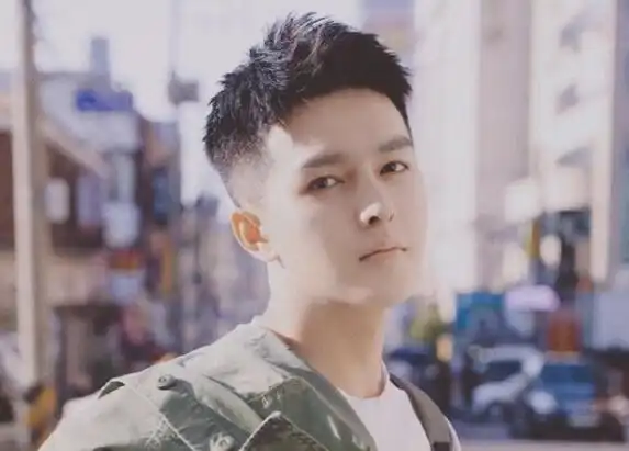 充满个性,时尚,散发着无穷无尽的魅力,那么男生中短发型什么好看呢?