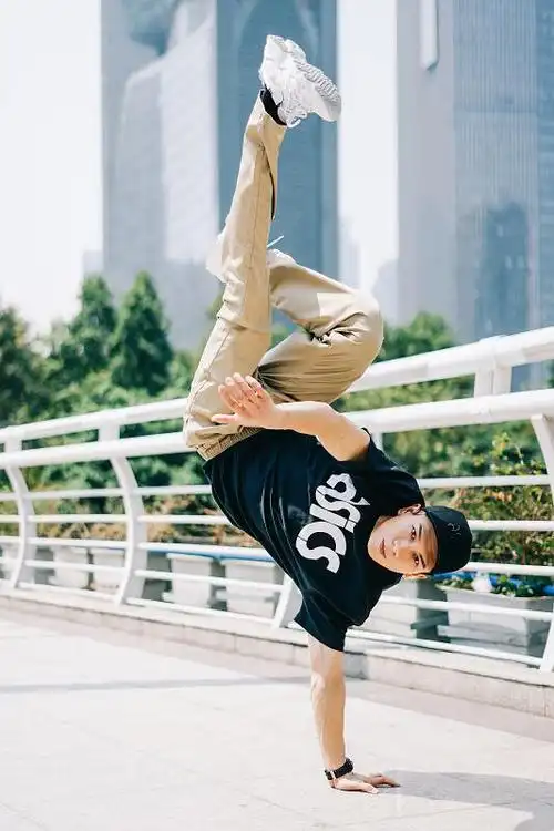 一组热血街舞团成员的街头照片~太帅了吧