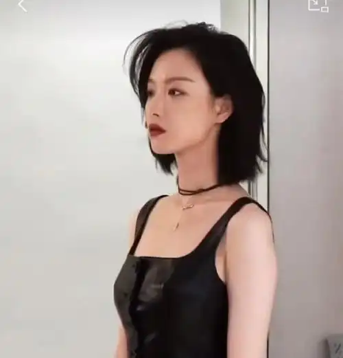 倪妮消失的她短发机车造型