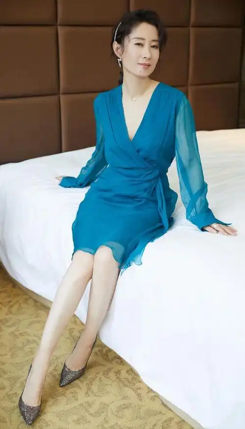 刘敏涛此次身穿的裙装便属于连衣短裙,裙摆长度恰好位于膝盖位置,既