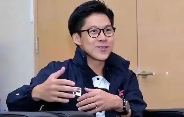 霍启刚整个人都变了,他追女神郭晶晶的手段,可以说是教科书级别