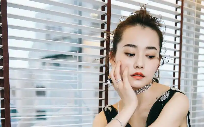 柴碧云露背深v礼服性感写真高清壁纸