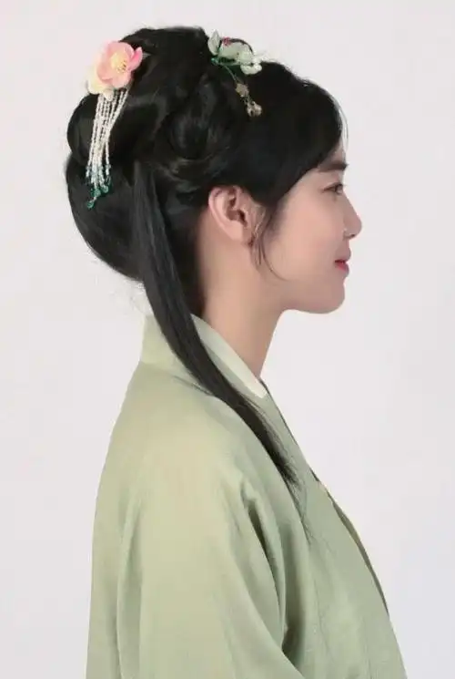 宋代人喜欢在头上戴花(较小的花),侧面的一缕头发凸显了宋代女子的