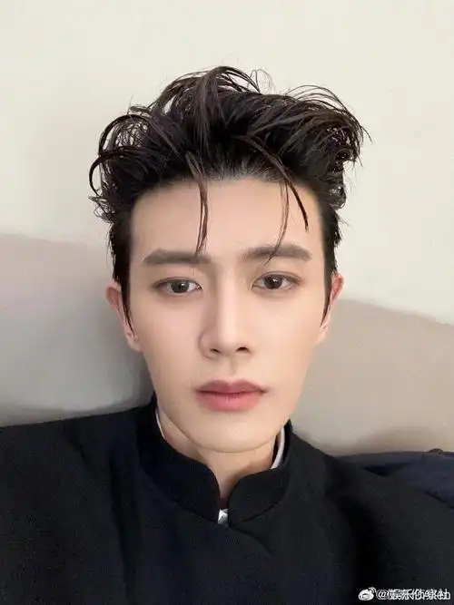 任嘉伦连发九张自拍