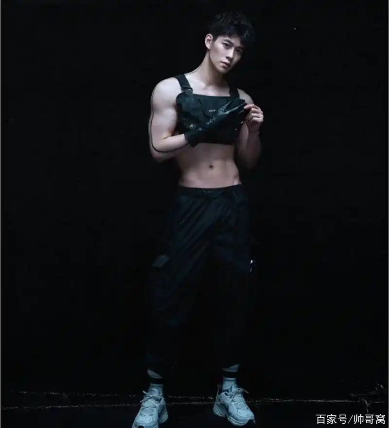 身高188肌肉小奶狗,爱运动健身的95后职场男,好身材更显颜值高