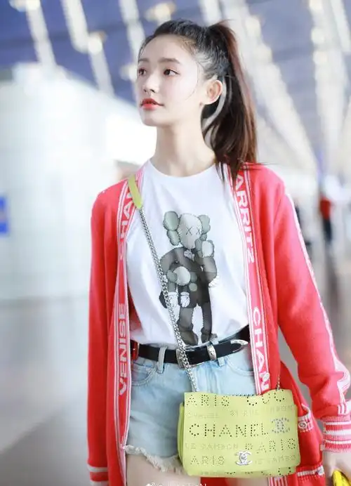 林允又换新造型马尾辫搭配红色开衫白t恤潇洒洋气清新减龄