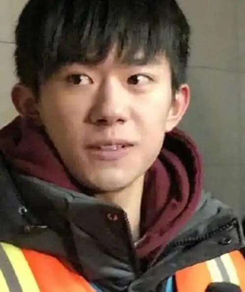 易烊千玺纯素颜"扫大街",脸上皮肤却引争议,粉丝:你才19岁