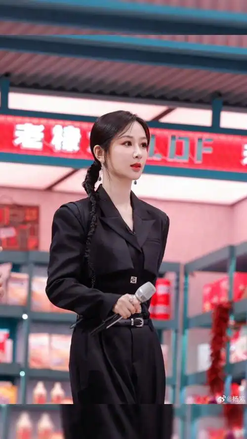 杨紫西装蝎尾辫