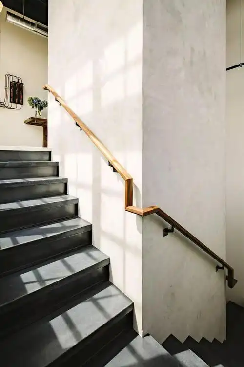 06玻璃透明的玻璃扶手可以很好增强家中的通透感,且面对复杂的墙面