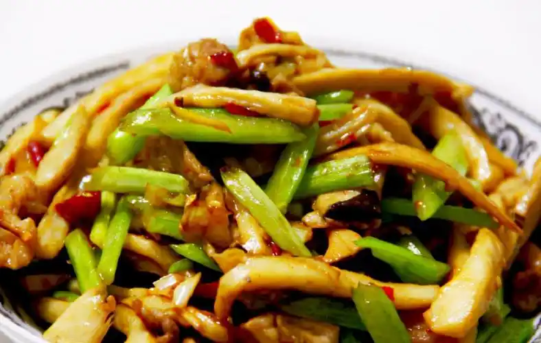 为啥芹菜炒杏鲍菇能成为很多饭店的招牌菜?试着炒炒,吃着太上瘾