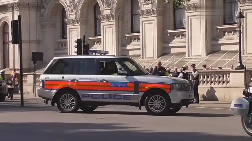 以色列总理在伦敦的护卫车队,连警车都是路虎揽胜,真有气势