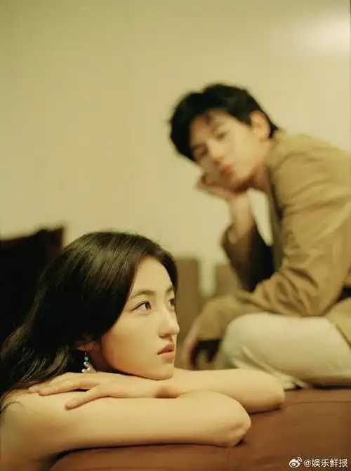 好六520发了张子枫胡先煦拍立得#朵宇cp上大分!小胡和张子枫好甜圹!