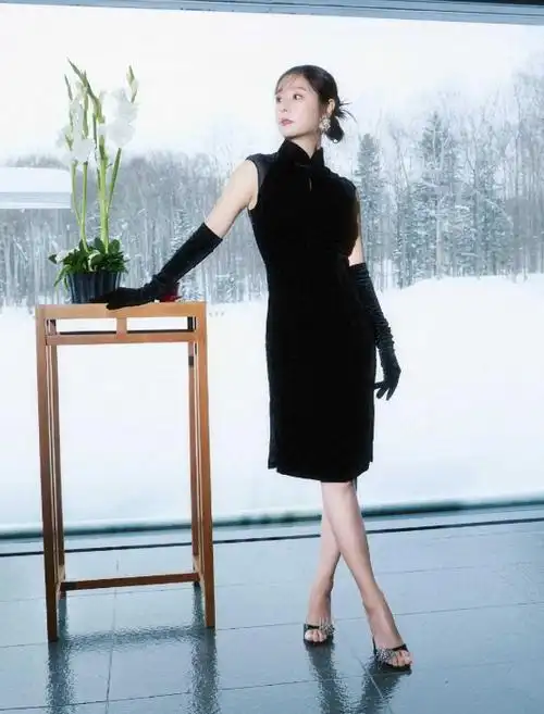 原创48岁林心如彻底放开了穿裸色裙领口开到腰傲人身材让同龄女星望尘