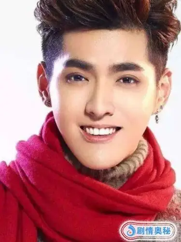 吴亦凡拍照从不笑有人注意吗?看到唯一一张牙齿照,网友:贼尴尬